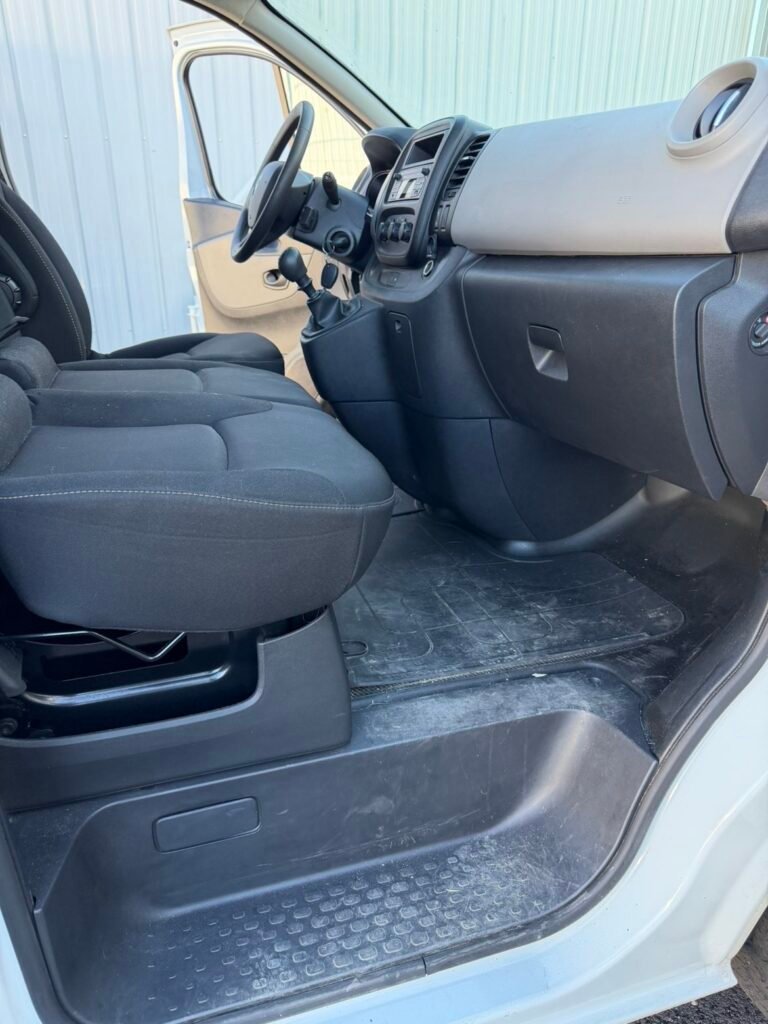 Moquette de voiture tachée avant nettoyage