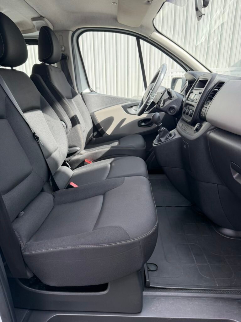 Moquette de voiture après aspiration et shampooing