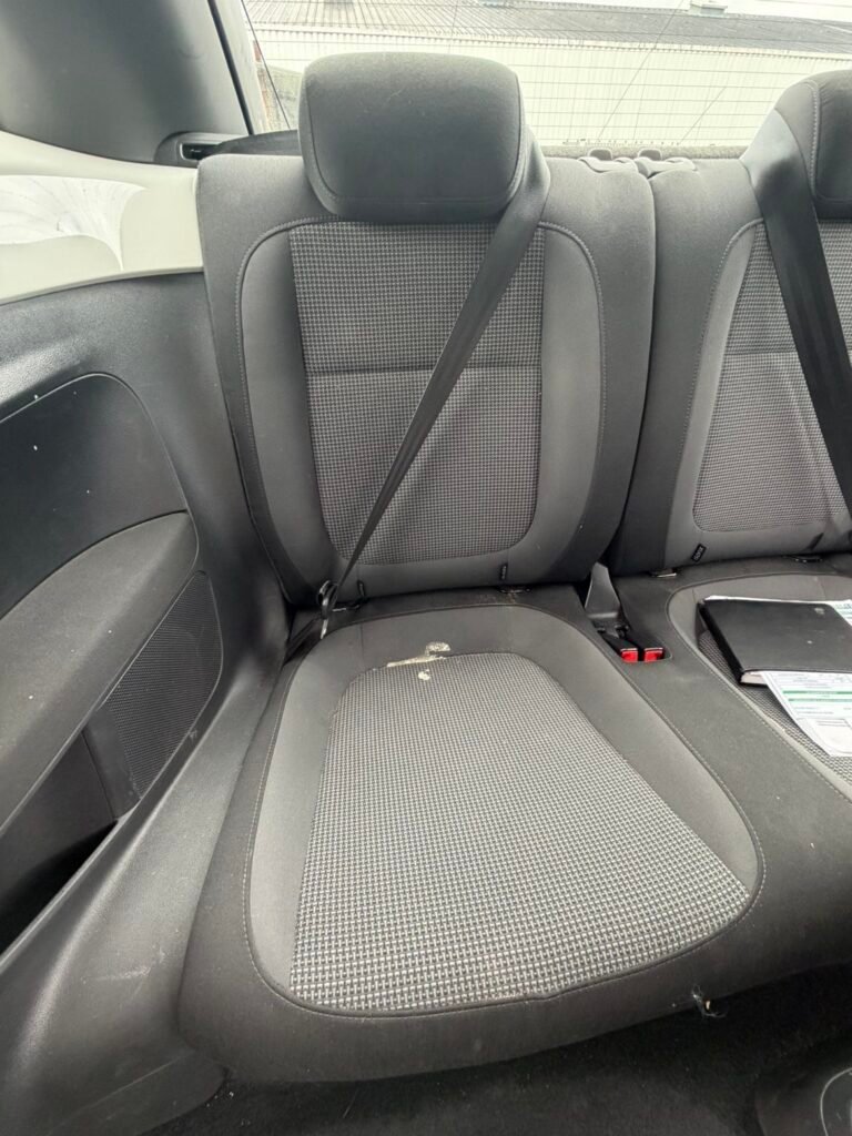 Habitacle de voiture encrassé avant nettoyage