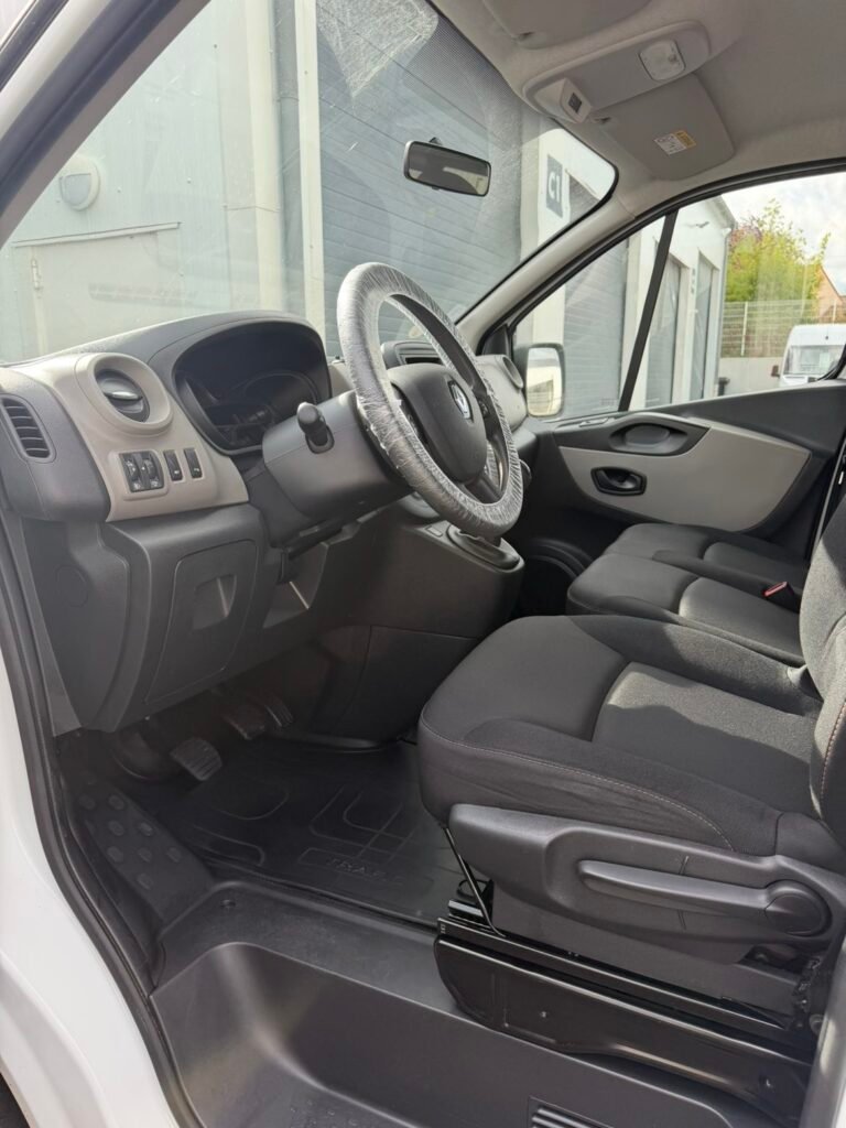 Intérieur de voiture après nettoyage complet