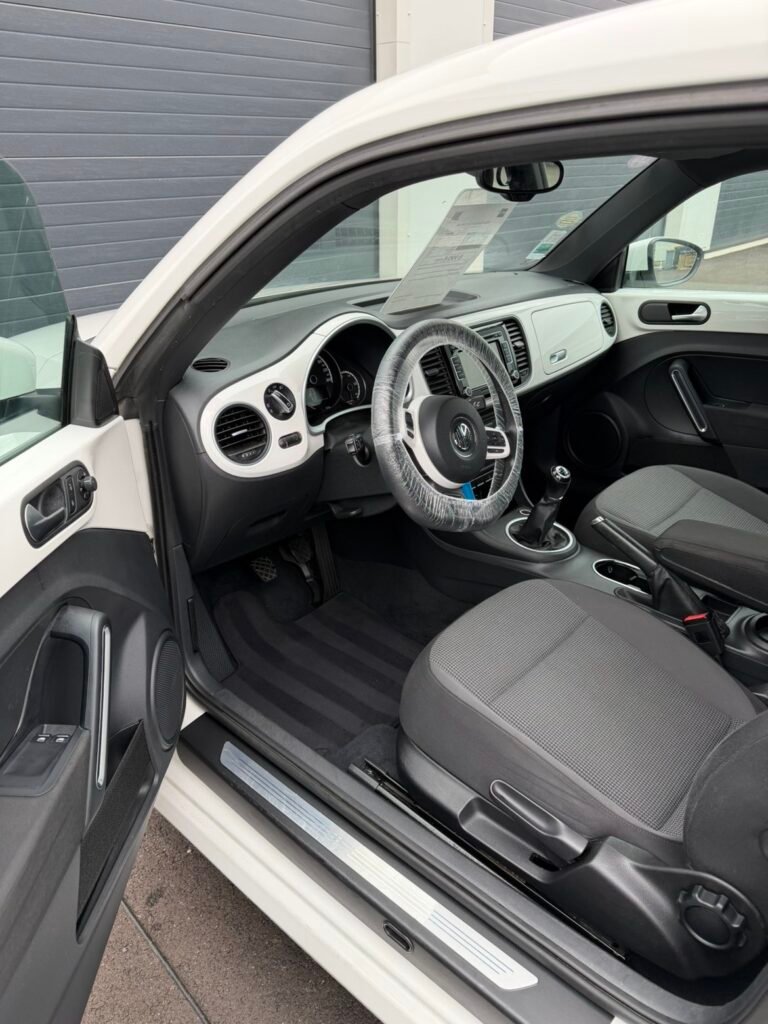 Nettoyage intérieur de voiture : habitacle aspiré et plastiques nettoyés