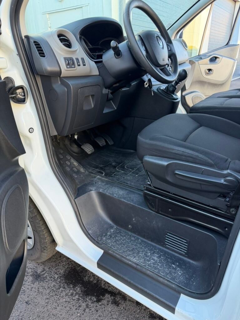 Intérieur de voiture avant nettoyage
