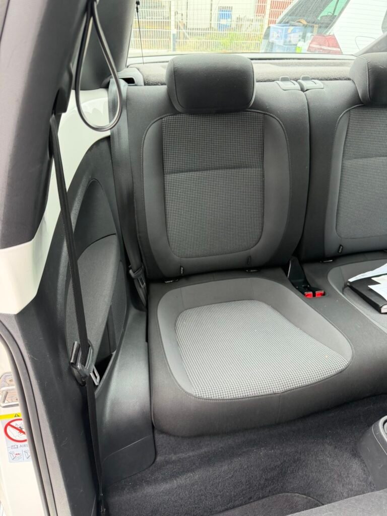 Habitacle de voiture après nettoyage intérieur complet