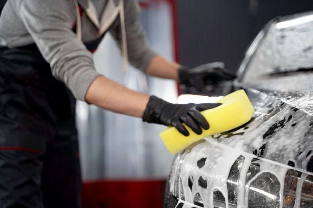 Lavage extérieur de voiture à la mousse active