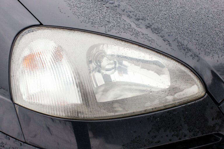 Carrosserie de voiture perlée après traitement de protection