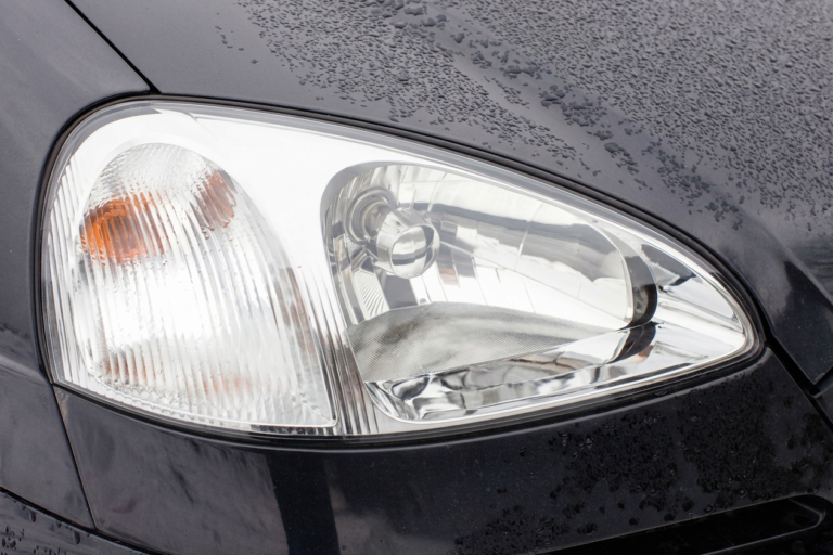 Phare de voiture après rénovation des optiques