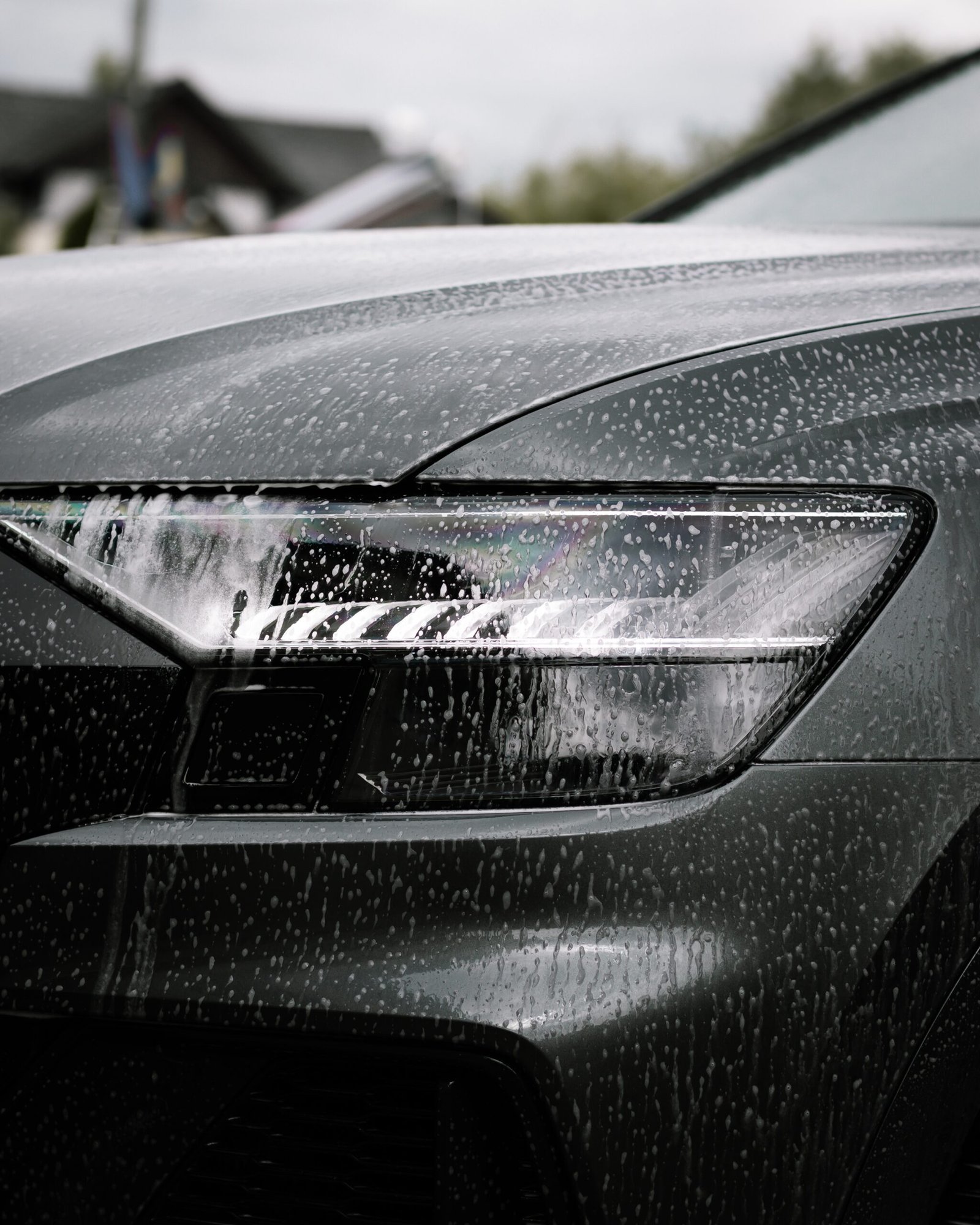 Carrosserie sombre perlée d'eau après lavage et protection, Crystal Auto 27